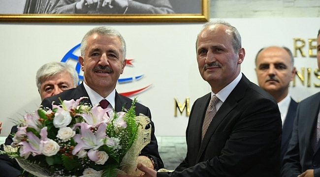 Ulaştırma, Denizcilik ve Haberleşme Bakanı Ahmet Arslan görevini devretti