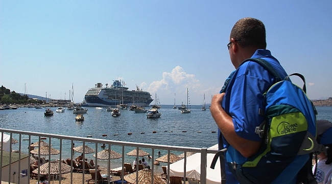 Bodrum'a iki gemi dolusu turist geldi