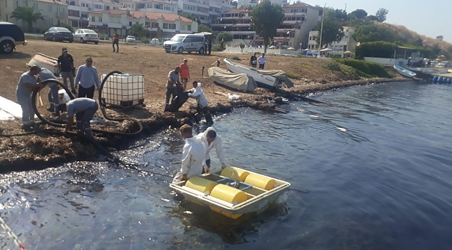Foça'da meydana gelen ağır yakıt sızıntısı denizi kirletti