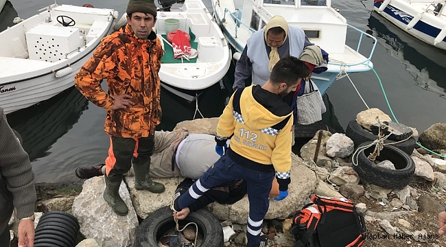 Tekneyi bağlarken fenalaşan vatandaş denize düştü