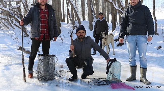Donan ırmakta balta ile buzu kırıp balık avladılar