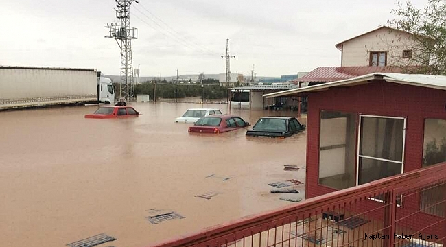 Manisa ve İzmir'i sel vurdu, İzmir-İstanbul yolu kapanmak üzere