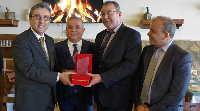 Kuşadası Liman Başkanlığı'ndan Serdar Akdoğan'a plaket