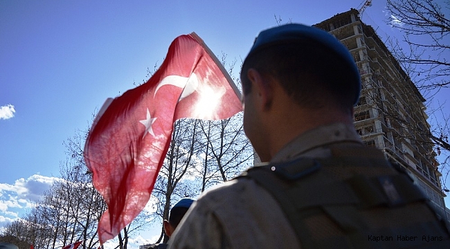 Çanakkale şehitleri için 50 metrelik Türk bayrağı ile yürüyüş