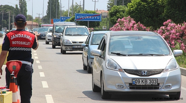 Bayram tatili sonrası Kuzey Ege'de trafik yoğunluğu arttı