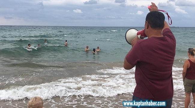 Turistler denizdeki tehlikeye aldırmadı
