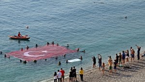 Akdeniz sularında dalgıçlardan Türk bayrağı ve asker selamı