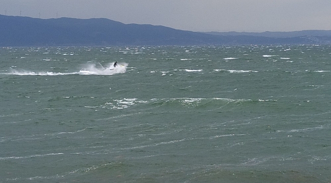 Gemileri bile sürükleyen fırtınada jet ski ile dalgalara meydan okudu