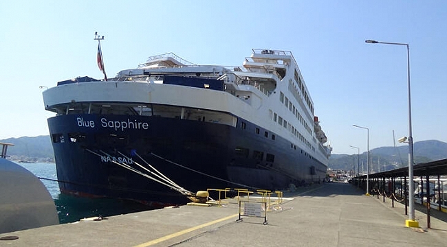 Türkiye'nin okyanus aşabilen lüks yolcu gemisi Marmaris'te demir attı