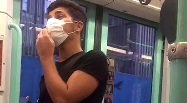 Tramvayda şarkı performansı hayran bıraktı