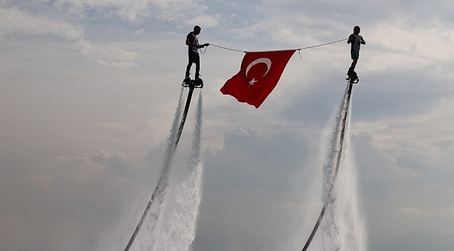 Cumhuriyet coşkusu denize taştı