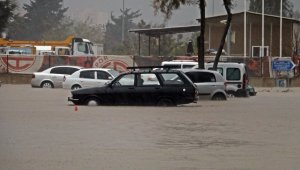 Antalya'da fırtına hayatı felç etti