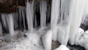 Bayburt'ta Sırakayalar Şelalesi buz tuttu