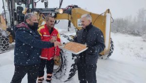 Binali Yıldırım'dan karla mücadele ekiplerine tatlı