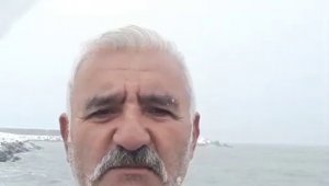 Buz adam eksi 1 derecede denize girdi, kar banyosu yaptı