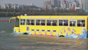 Çin'de karada ve suda gidebilen amfibik otobüs ilgi çekiyor