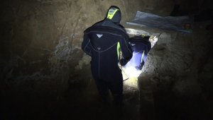 Dalgıçlardan zorlu koşullardaki suda dip temizliği