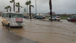 Fırtına ve yağmur Kuşadası'nda etkili oldu
