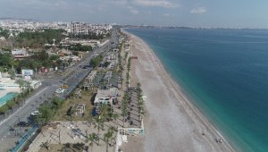 Kısıtlamalar sebebiyle berraklaşan Konyaaltı sahil turkuaz renge büründü