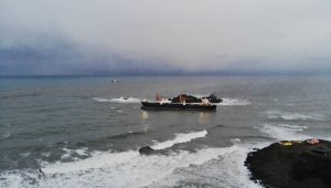 Riva'da karaya oturan geminin son hali havadan görüntülendi