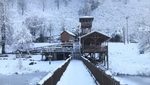 Sıcaklığın eksi 16'ya düştüğü Düzce'de Efteni Gölü buz tuttu