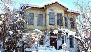 Tarihi Bartın evlerinde kar güzelliği