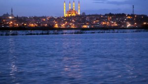 Taşkın suları deniz kenarı izlenimi veriyor