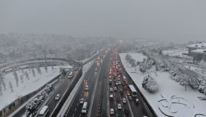 15 Temmuz Şehitler Köprüsü'nde kar ve kısıtlama sonrasındaki trafik havadan görüntülendi