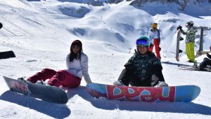 Akdeniz'in kış turizm merkezi Davraz, kayak severleri ağırlıyor