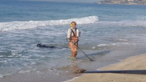 Alanya'da fırtına sonrası eline dedektör alan sahile koştu