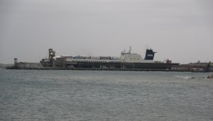Çanakkale'de yanan Ro-Ro gemisi limana yanaştırıldı
