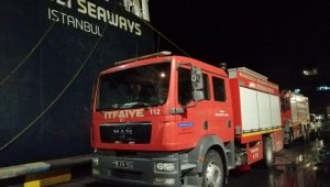 Gemi yangınına müdahale anları nefes kesti