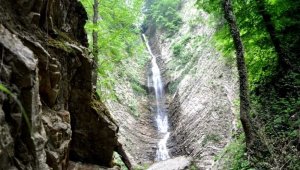 Harmankaya Şelalesi'nin doğal güzellikleri görenleri hayran bırakıyor