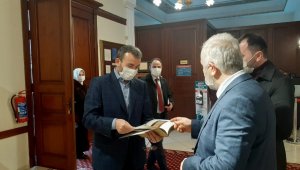 Hurdacı tezgahlarından topladığı eski radyolar tamir edip sergi açtı