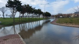İstanbul'da dalgalar kıyıyı dövdü, park sular altında kaldı