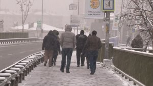 İstanbullular güne karla uyandı, vatandaşlar yürümekte zorluk çekti