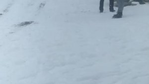 Karda kayan taksiden atlayan yolcu kamerada