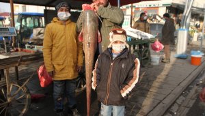 Murat Nehrinde 1,5 metre boyunda balık avladı