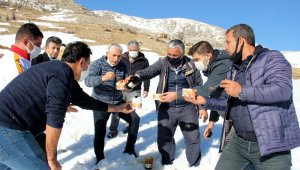 Organik dut pekmezi ile karlı dağlarda 'karlambaç' yapımı