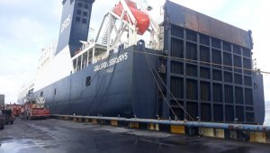 Ro-Ro gemisinde yanan tırlara itfaiyeciler de müdahale etti