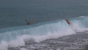 Rus turistlerin deniz aşkına sağanak yağış da engel olamadı