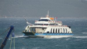 Şiddetli lodos etkili oluyor, feribotlar beşik gibi sallanıyor