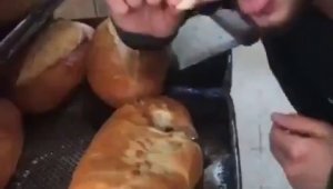 "Süt banyosu" ve "dönerle danstan" sonra şimdi de "ekmekle çirkin oyun"