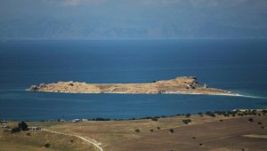 Tekneyle göçmen kaçakçılığı yapan 3 kişi tutuklandı