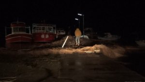 Turizm merkezi Ayvalık'ı hortum ve dolu vurdu
