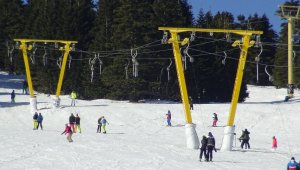 Uludağ'da güneşli havanın tadını kayak yaparak çıkardılar