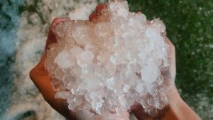 Urla'da dolu yağışı etkili oldu