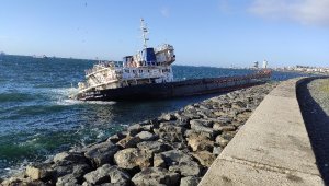 Zeytinburnu'nda karaya oturan gemi batmasın diye halatla taşlara bağlandı