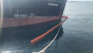Zeytinburnu'nda yan yatan gemiye halat önlemi