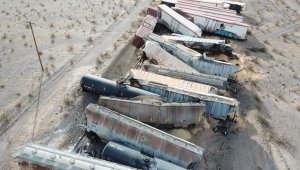 ABD'de yük treni raydan çıkınca 44 vagon birbirine girdi
